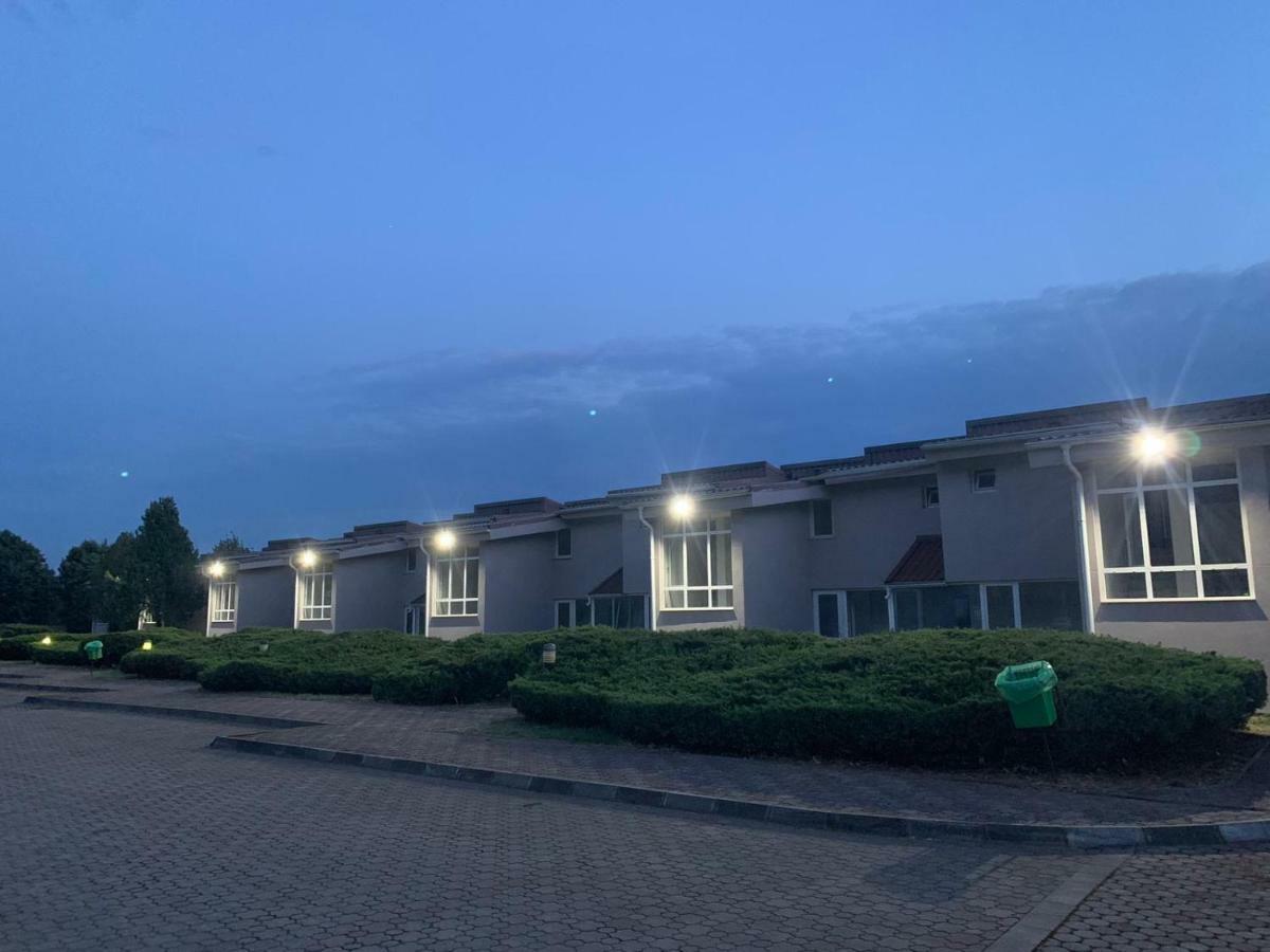 Riviera By Queens Hotel And Resort Gura Vaii Екстер'єр фото