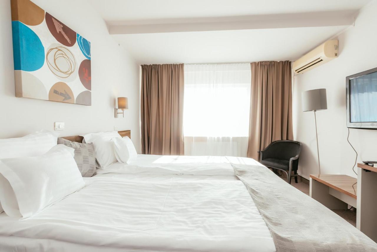 Riviera By Queens Hotel And Resort Gura Vaii Екстер'єр фото