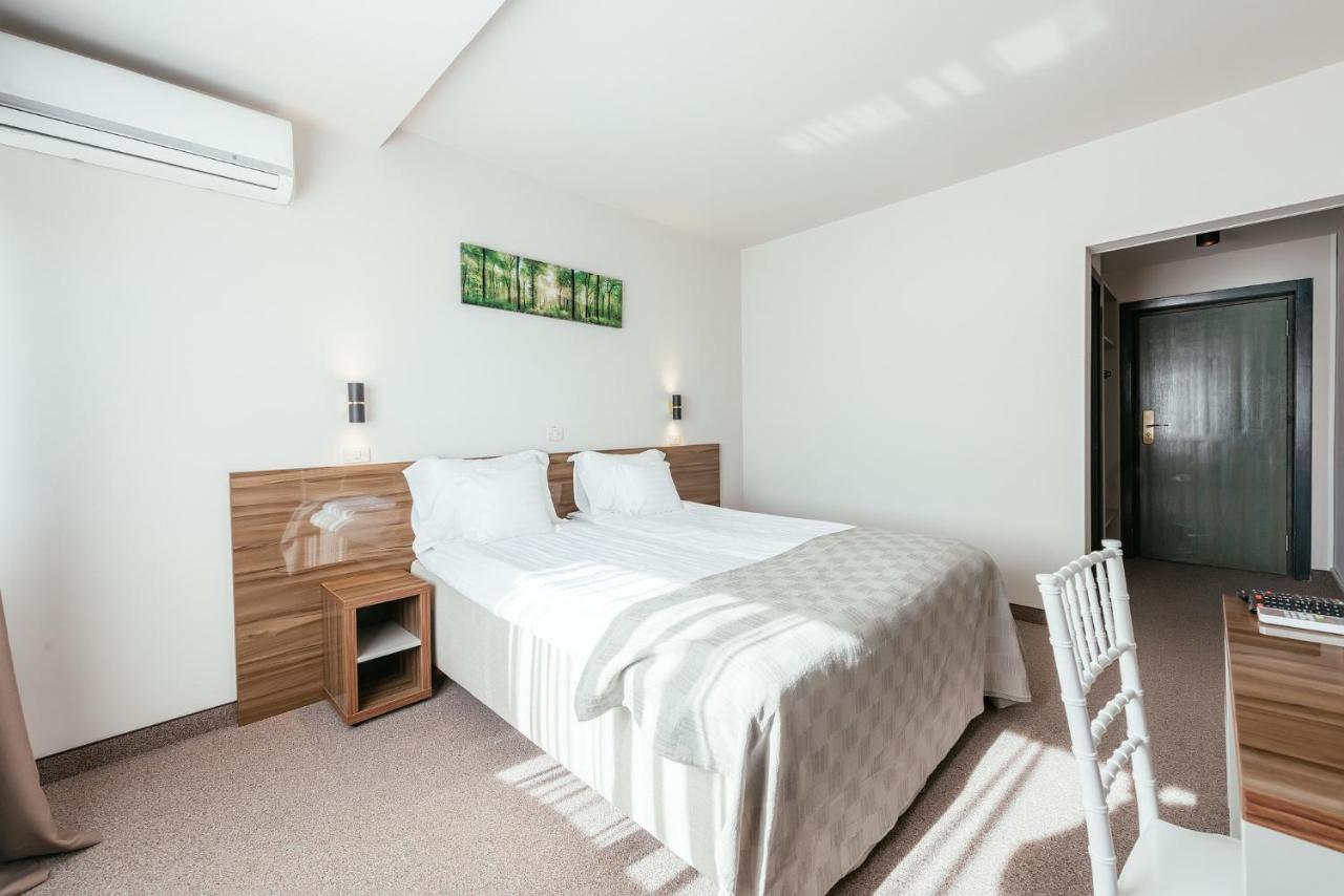 Riviera By Queens Hotel And Resort Gura Vaii Екстер'єр фото