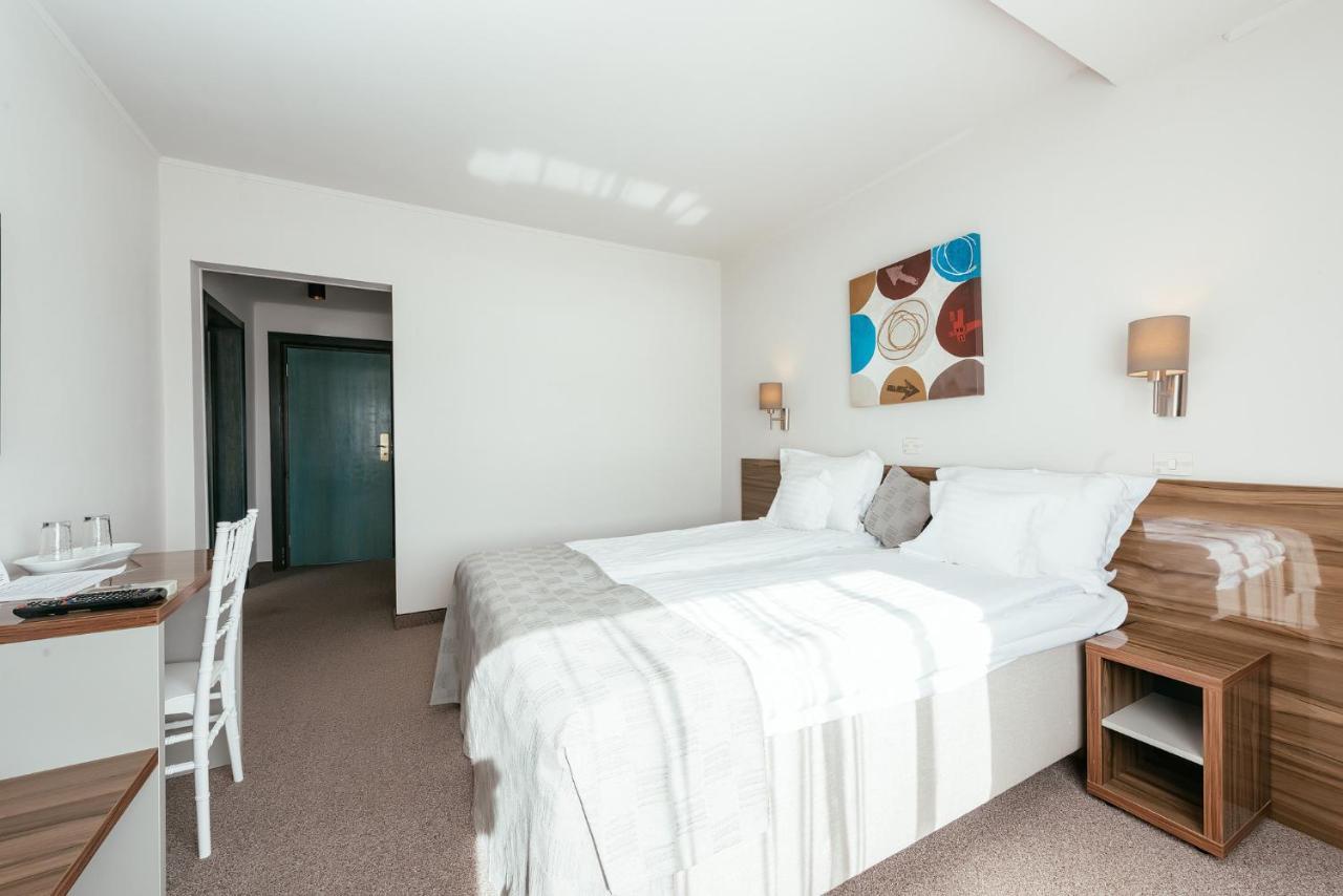 Riviera By Queens Hotel And Resort Gura Vaii Екстер'єр фото