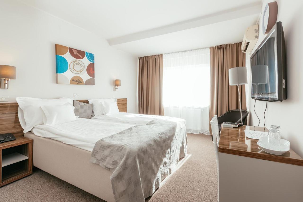 Riviera By Queens Hotel And Resort Gura Vaii Екстер'єр фото