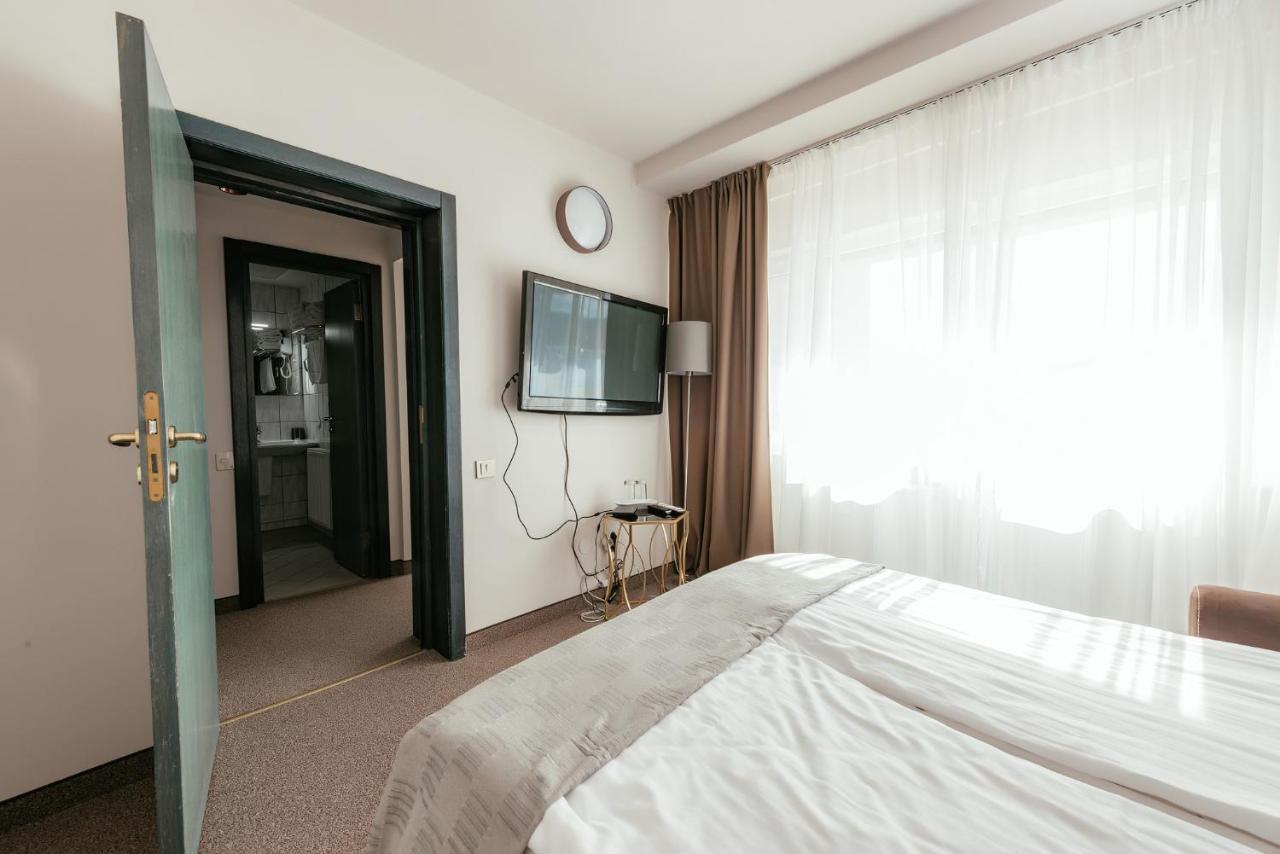 Riviera By Queens Hotel And Resort Gura Vaii Екстер'єр фото