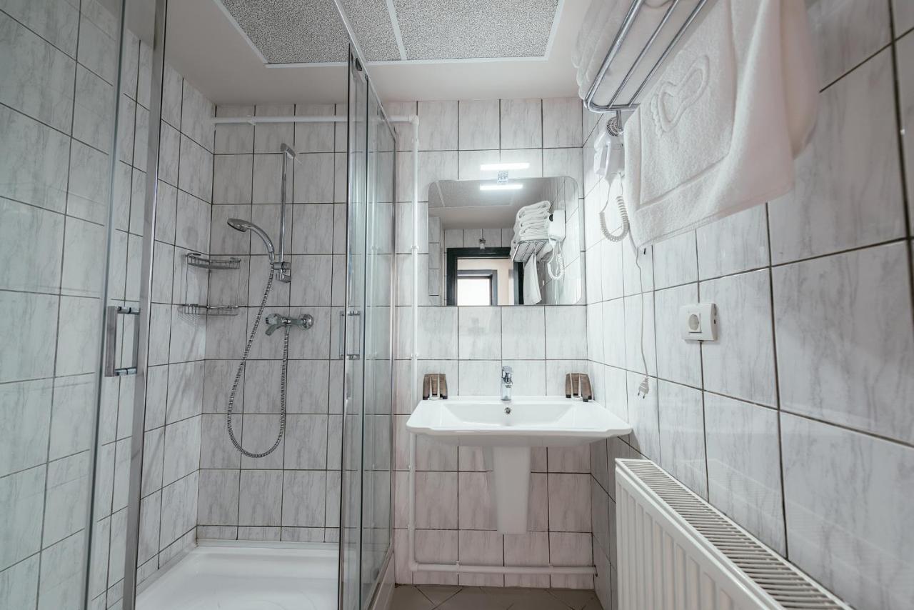 Riviera By Queens Hotel And Resort Gura Vaii Екстер'єр фото
