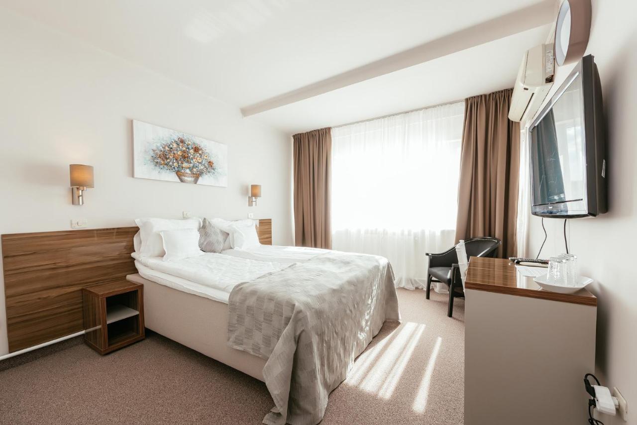 Riviera By Queens Hotel And Resort Gura Vaii Екстер'єр фото