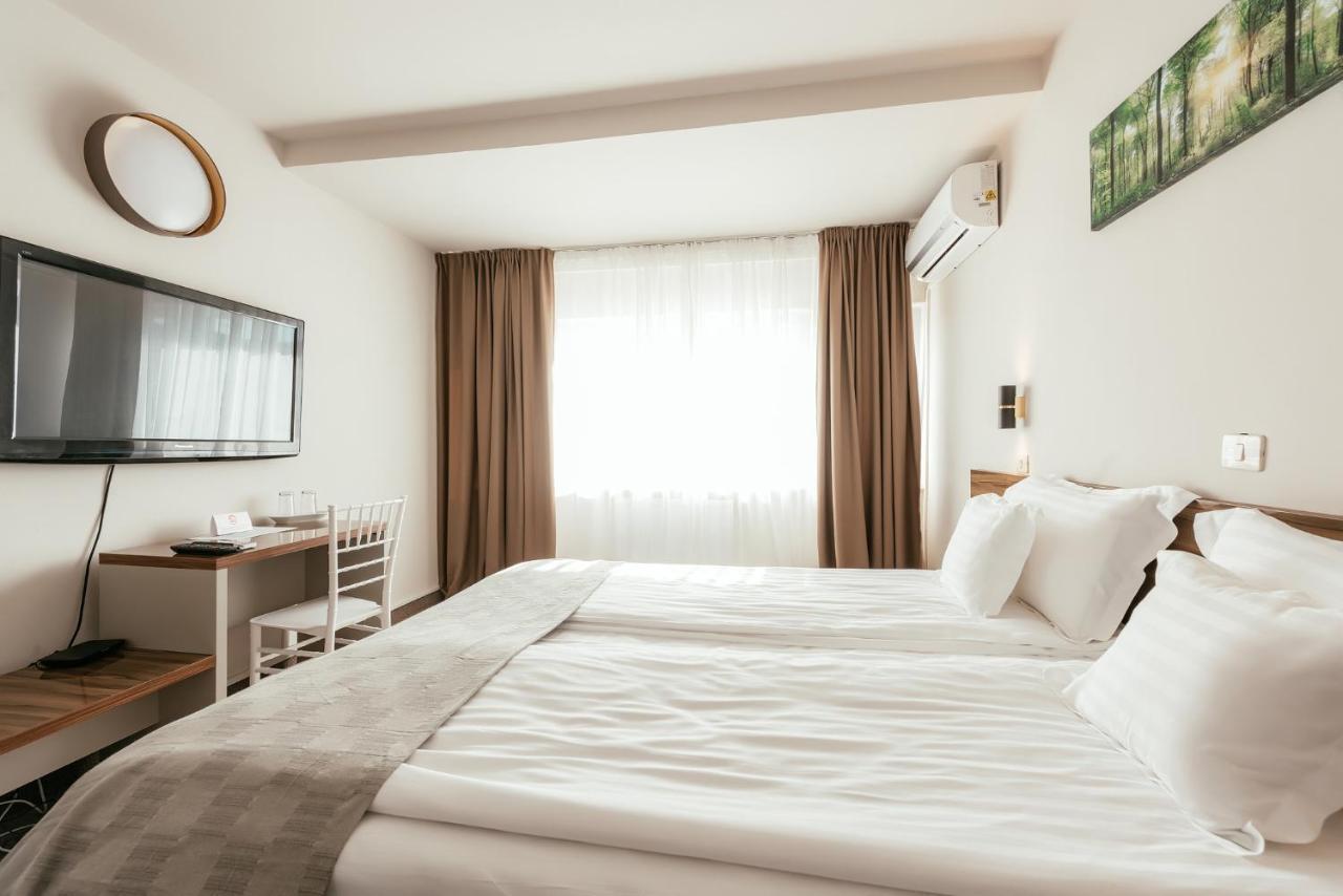 Riviera By Queens Hotel And Resort Gura Vaii Екстер'єр фото